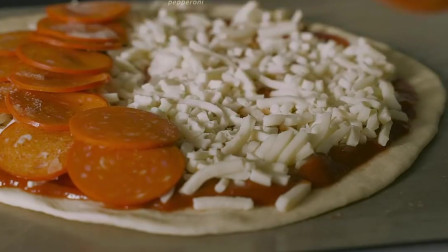 《韩国农村美食》浓香美味的香肠披萨，抹上厚厚的西红柿酱，好吃