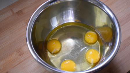 4个鸡蛋1杯面粉零失败配方，用电饭锅做的鸡蛋糕，营养美味，蓬松可口