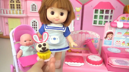 芭比娃娃用橡皮泥制作了小兔子蛋糕，真的好可爱呀