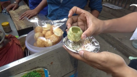 印度街头到处是这种小吃，薄脆球里面倒入绿色的汤汁，没敢吃