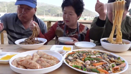 吃播：韩国农村一家人，今天妈妈做了八宝菜配炸饺子，父子俩馋哭了