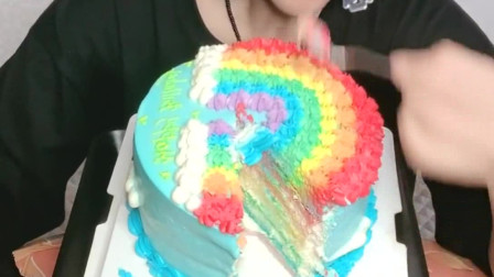 可爱小姐姐直播吃彩虹蛋糕，七彩颜色的蛋糕，好看又好吃！