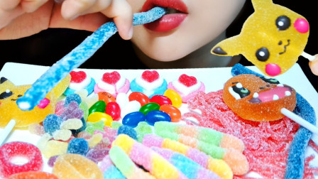 可爱小姐姐直播吃糖果形状的果冻奶糖，七彩颜色的奶糖，好甜啊！