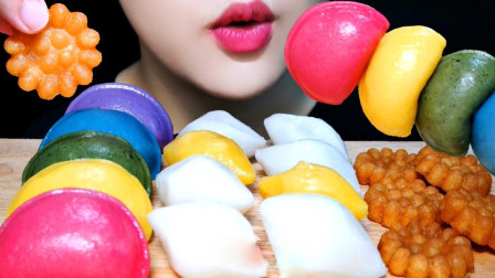 可爱小姐姐直播吃糖果形状的果冻雪糕，七彩颜色的雪糕，真好吃！