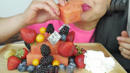 吃播：韩国美女吃货试吃水果拼盘，配上甜美的奶油，吃得贼香！