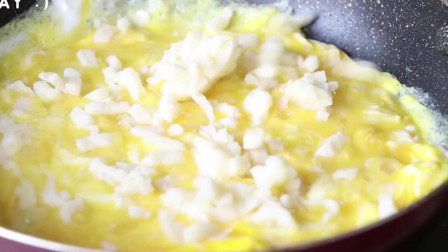 《韩国农村美食》鸡蛋配上黄油芝士煎香，用面包夹着吃，很美味