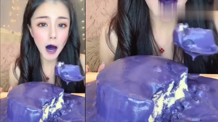 美女直播吃蓝莓爆浆蛋糕，看着真过瘾！是我向往的生活