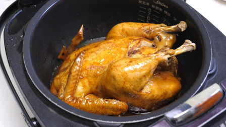把一整只鸡放电饭煲里，不放水不放油，没想到出锅后比烤鸡还好吃
