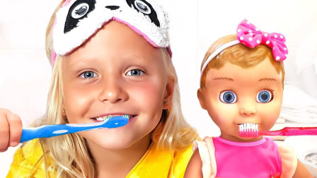 小萝莉和芭比娃娃一起刷牙，看谁刷的又干净又整洁？