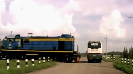 罕见纪录片：飞驰而来的火车撞上卡车，卡车瞬间粉碎！