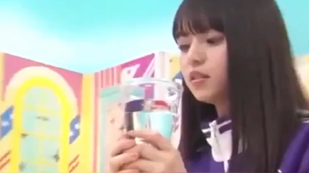 国外综艺萌妹子喝电水画面搞笑老外亲测电水是怎么回事