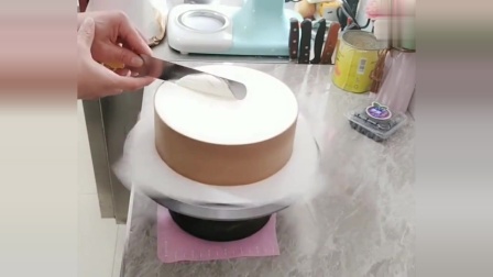 实拍蛋糕师制作蛋糕的过程，看到最后的成品，很适合送给老爸