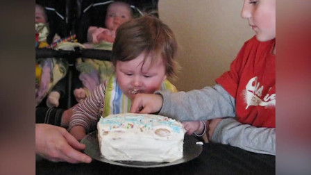 宝宝搞笑视频熊孩子第一次吃生日蛋糕, 弄了一脸