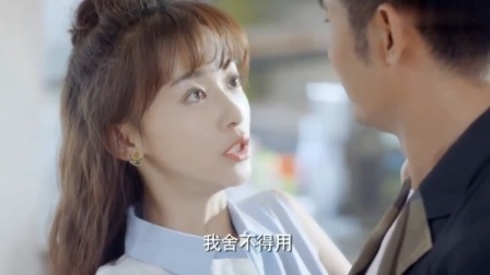 答案：大叔嫌女孩口红太浓，想用手给她抹掉，女孩直接亲他嘴上！