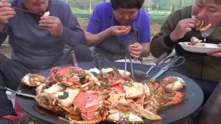 韩国农村吃播：一家三口炖螃蟹，美滋滋的生活，儿子胃口真不错！