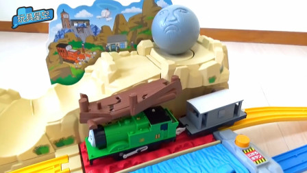 托马斯小火车穿过假山智能轨道开启趣味动画