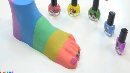 创意手工用太空沙彩泥制作彩虹大脚 在用指甲油涂脚甲