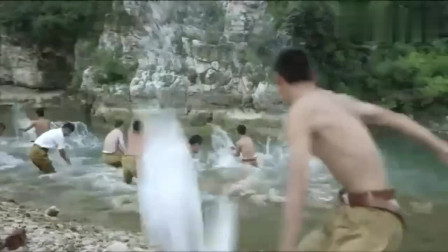 村民假扮古代士兵，偷袭正在洗澡的日本鬼子，场面大快人心