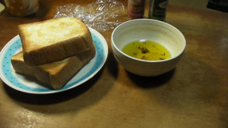 《韩国农村美食》煎的酥脆的面包片，沾上蒜香橄榄油，美味