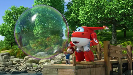 超级飞侠：小男孩吹风笛，吹出一个超级大泡泡，差点给自己带上天