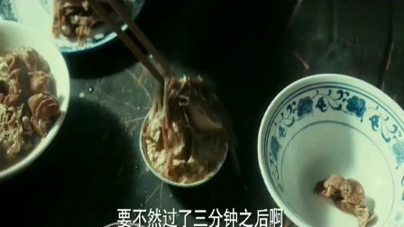 光荣时代：张译真够坏的，请美女吃炸馒头夹臭豆腐，这也太逗乐了