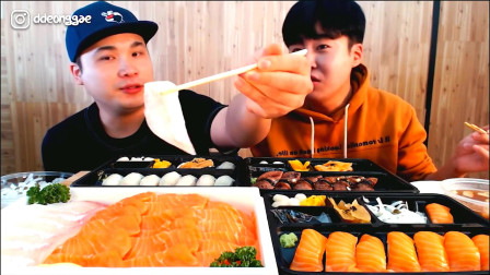 韩国大胃王胖哥，和弟弟一起吃生鱼片大餐，吧唧吧唧看饿了