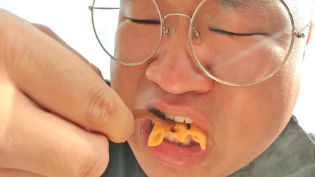 韩国大胃王胖哥，户外吃特色美食，这吃相看着就流口水了