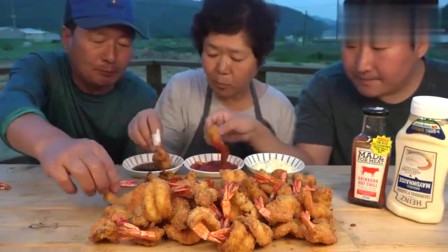 韩国农村一家三口，今天吃香酥虾，胖儿子胃口不错