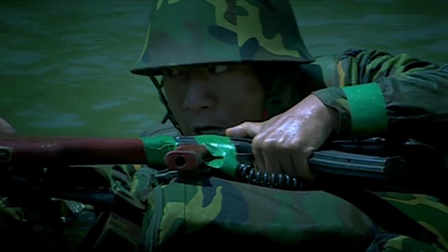 士兵突击：许三多武装泅渡，嘴唇都冻白了，伍六一一番话让他活了