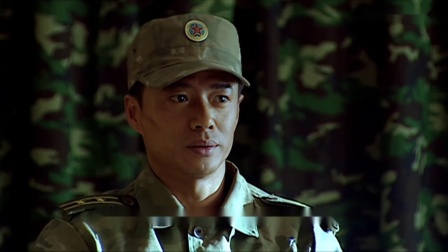 士兵突击：许三多摔了一跤，袁朗反应贼逗，笑得口水都喷出来了