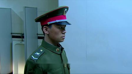 士兵突击：许三多行为怪异被警察怀疑，怎料一看他，立马敬礼