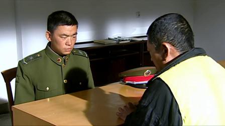 士兵突击：许三多牢里看亲爹，看着亲爹发抖的手，许三多崩溃了