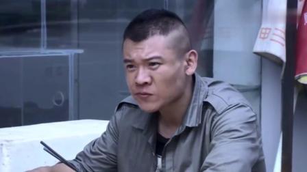 特警力量：杨震嫌小贩烤串味道淡，怎料刚吃几口，下秒反应笑死人