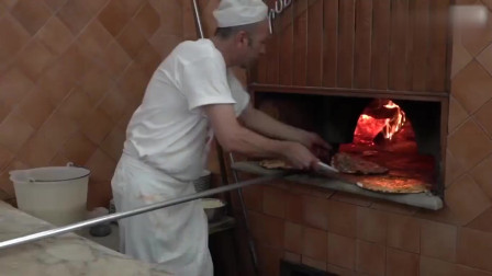 意大利街头的披萨店超多客人的，因为是用传统的制作过程，所以很受欢迎！