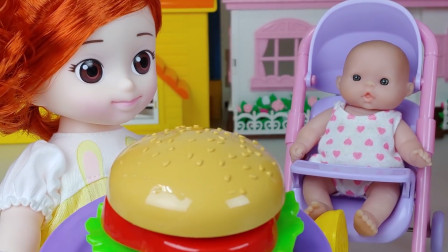 凯特娃娃制作巨无霸汉堡包招待丽萨和宝宝的儿童小故事