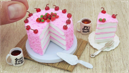 手工制作迷你草莓蛋糕，芭比娃娃很喜欢吃哦！