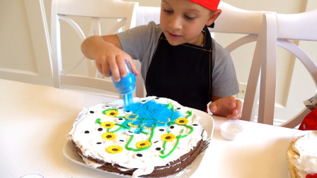萌娃小正太变身成厨师给爸爸做生日蛋糕，小家伙可真是太厉害啦！