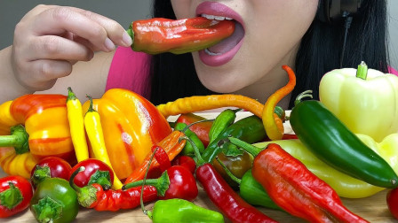 美女直播“生吃辣椒”，一口一个像吃水果一样，网友：看着都胃疼！