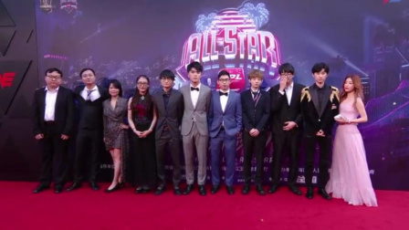 LPL全明星赛红毯阶段，现役选手登场，金咕咕夫妇太甜蜜了