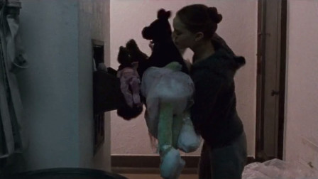 黑天鹅：妮娜为了演好黑天鹅，竟丢掉了自己的玩具，真是豁出去了