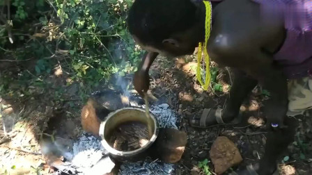 非洲原始部落的真实生活，靠打猎填饱肚子，看到这些食物你敢吃吗？