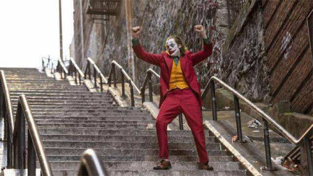 最近电影《小丑》刷屏了，楼梯跳舞成名场面，配上专属BGM帅到炸