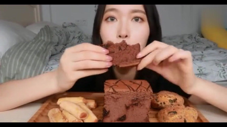 《中国吃播》橘子妹吃浓郁巧克力酱面包,大口吃起来超满足的.