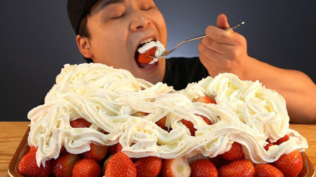 满满一大盘鲜红草莓，挤上喷射奶油变成一份草莓蛋糕，大口吃的大快朵颐