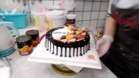 好漂亮的一款黑色巧克力水果蛋糕，蛋糕上的水果搭配的很漂亮！