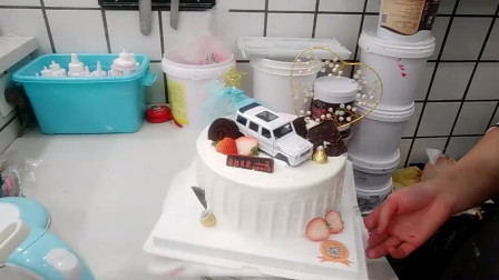 好有创意蛋糕的一款黑色小汽车生日蛋糕，儿子看到了特别高兴！