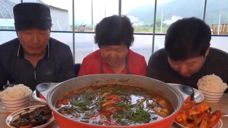 韩国吃播一家三口今天吃辣炖鱼，汤都可以喝完的雨季最好食物