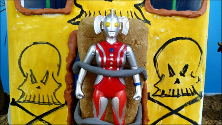 奥特之母被邪恶迪迦抓住了,泰罗奥特曼前来营救也被打败