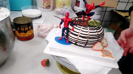 好有创意的一款蜘蛛侠生日蛋糕，儿子看到了特别喜欢！