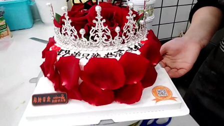 皇冠玫瑰花蛋糕，蛋糕上面的白色珍珠皇冠搭配玫瑰花，特别漂亮！